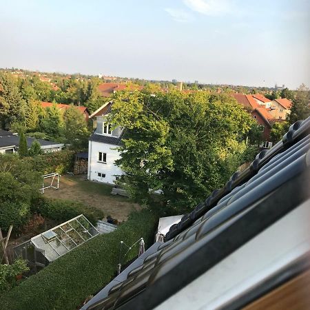 Centralt I Gentofte I 2 Plan, Ved S-Tog Og Busser Bagian luar foto