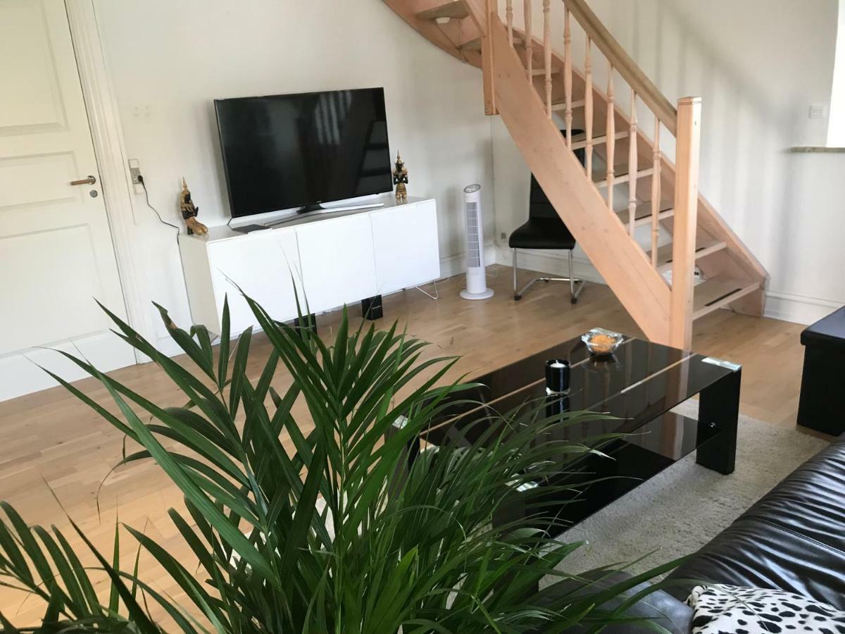 Centralt I Gentofte I 2 Plan, Ved S-Tog Og Busser Bagian luar foto